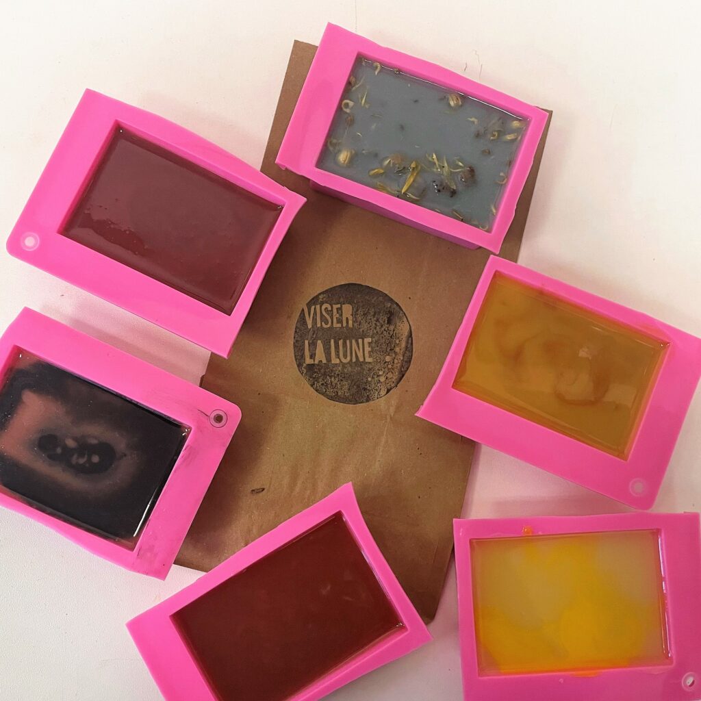 Galerie Savons artisanaux colorés, faits main avec des ingrédients naturels