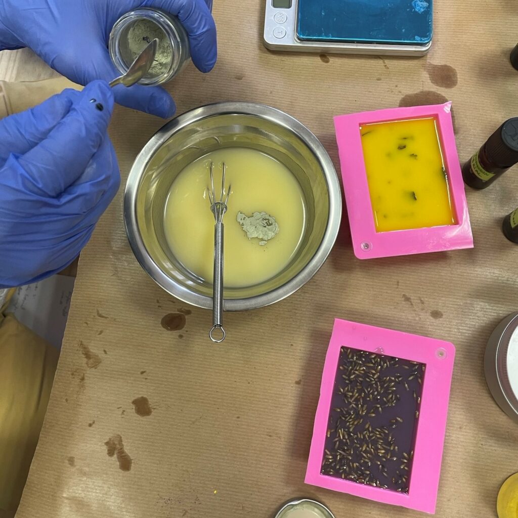 Galerie Savons artisanaux colorés, faits main avec des ingrédients naturels