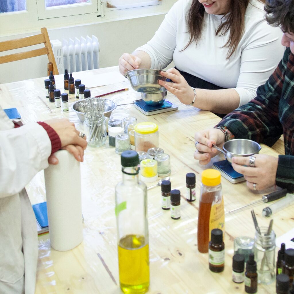 Galerie Mains en train de fabriquer un savon naturel lors d’un atelier.