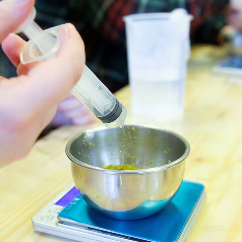 Galerie Mains en train de fabriquer un savon naturel lors d’un atelier pour enfants